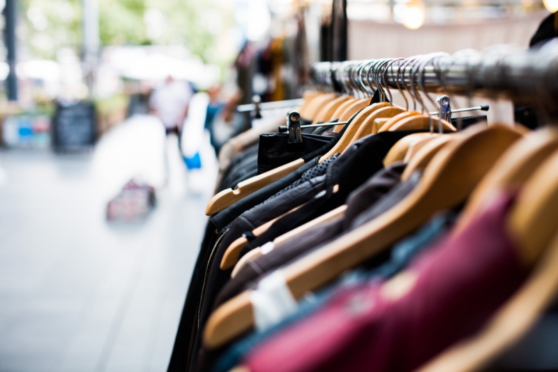 boutique-PEYMEINADE-min_blur_close_up_focus_hanger_jacket_market_people_rack-1176303